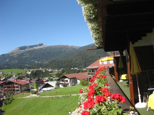 um ramo de flores numa varanda de uma casa em Haus Keti em Riezlern