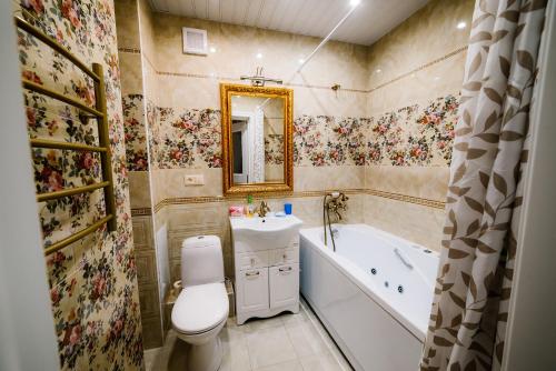 チェボクサルにあるApartment on Ivana Franko 7のバスルーム(バスタブ、トイレ、シンク付)