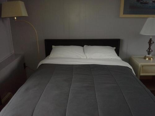 Postel nebo postele na pokoji v ubytování Bay Lake Inn - Frontiersman Motel