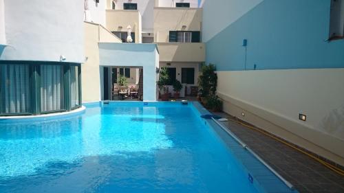 una grande piscina blu in un edificio di 9 Muses a Elafónisos
