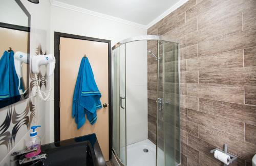 a bathroom with a glass shower and a sink at Casa Da Poca Branca in Prainha de Baixo