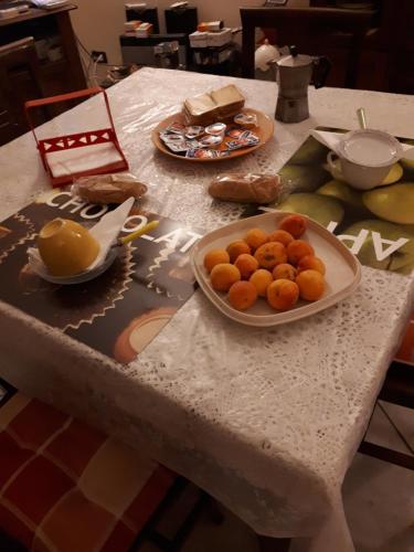カストロヴィッラリにあるTra Gli Uliviのテーブル
