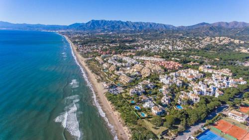 Apto situado a 20 metros de la playa con 3 piscinas, wifi 1000Mbs