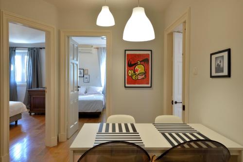 Pokój ze stołem i krzesłami oraz sypialnią w obiekcie "San Giacomo Square Apt." in the heart of old town w Korfu