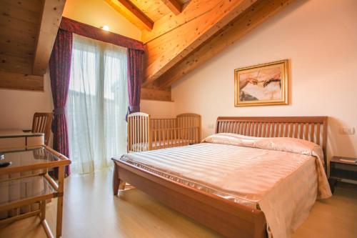 1 dormitorio con cama y ventana grande en Villa Gioiosa, en Piantedo