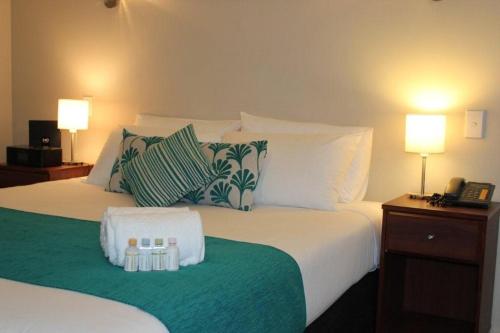 una habitación de hotel con una cama con un teléfono. en 540 on Great South Motel, en Auckland