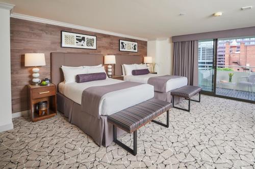 
A bed or beds in a room at Warwick Denver
