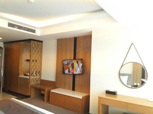 a room with a mirror and a dressing table at Muong Thanh Luxury Da Nang Hotel in Da Nang