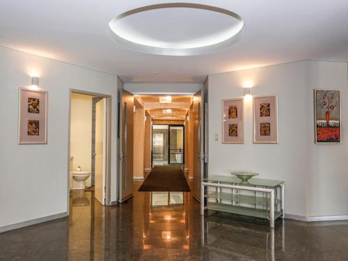 - un couloir avec une chambre dotée d'une table et d'un lavabo dans l'établissement New York On King, à Perth