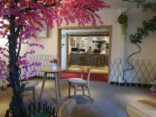 Area soggiorno di Happy Dragon Alley Hotel-In the city center close to the subway&free coffe laundry Fluent English speaking,Tourist attractions ticket service&food recommendation,Near Tian Anmen Forbiddencity,Near Lama temple,Easy access to the airport