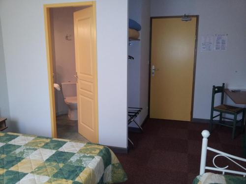 Ένα ή περισσότερα κρεβάτια σε δωμάτιο στο Tour Hôtel