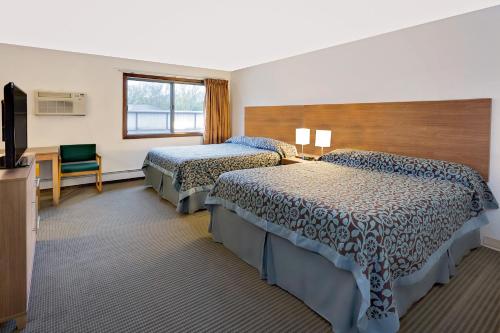 Ένα ή περισσότερα κρεβάτια σε δωμάτιο στο Days Inn by Wyndham Winona