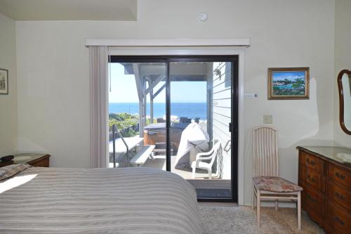 Villa Vista في سانتا كروز: غرفة نوم مع سرير وإطلالة على المحيط