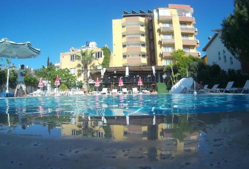
Het zwembad bij of vlak bij Ali Babam Apart Hotel
