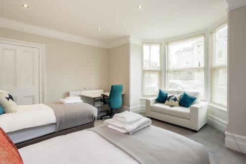 ポーツマスにあるStopover at ORCHARD GARDEN APARTMENT with great outdoor spaceのベッドルーム1室(ベッド2台、デスク、椅子付)