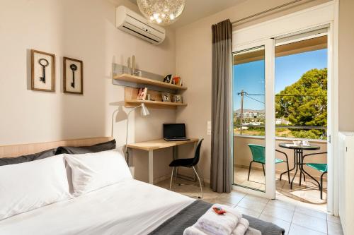 een slaapkamer met een bed, een bureau en een balkon bij Dream Villa in Kambánion