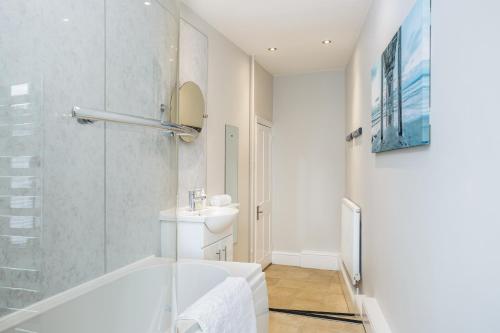 Ένα μπάνιο στο Stopover at ORCHARD GARDEN APARTMENT with great outdoor space