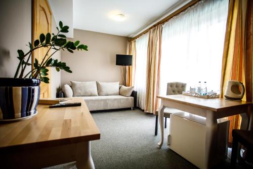 a living room with a couch and a table at Anielski Zakątek Polańczyk in Polańczyk