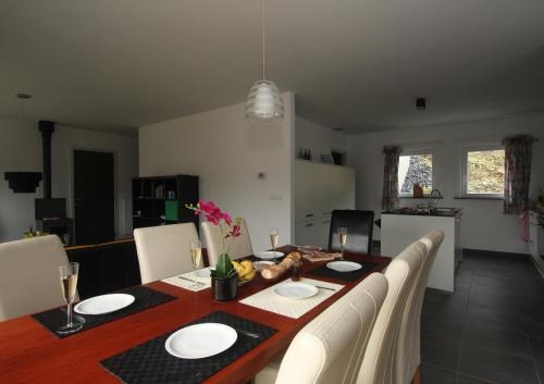 una mesa de comedor con platos blancos. en Holiday Home Pandora, en Bouillon