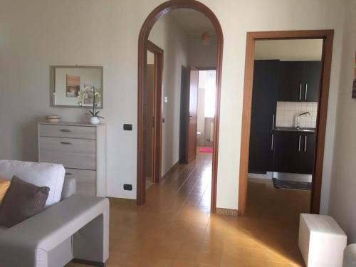 Una sala de estar con un sofá blanco y un espejo. en Villa Anna, en Savelletri di Fasano