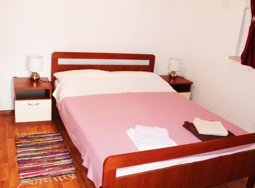 سرير أو أسرّة في غرفة في Apartments Gubo