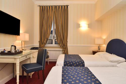 Postel nebo postele na pokoji v ubytování Hotel Firenze e Continentale