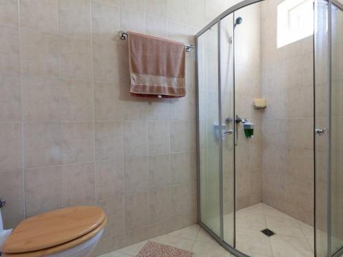 Un baño con inodoro y ducha de cristal. en Panoramic Sea View Apartment, en Ravda