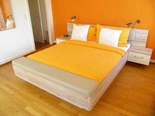 Una cama o camas en una habitación de Auberge au Cavalier