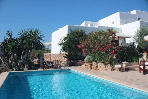 uma piscina em frente a uma villa em Agroturismo Can Pardal em Sant Miquel de Balansat