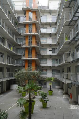 un patio vacío de un edificio de apartamentos con plantas en B&B Loft Jamar Gare Du Midi, en Bruselas