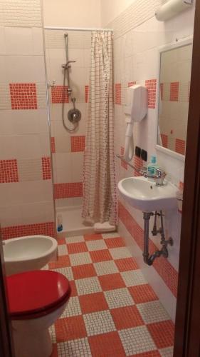 un bagno con lavandino, doccia e WC di B&B Le Stanze del Sogno a Benevento