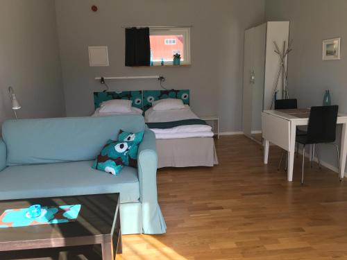a living room with a couch and a bed at Ljungs Fem Rum in Västergarn