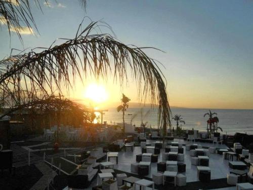 サンタ・テレーザ・ディ・リーヴァにあるAppartamenti Mantarro Travel and Livingの海上に昇る日の入るビーチの景色