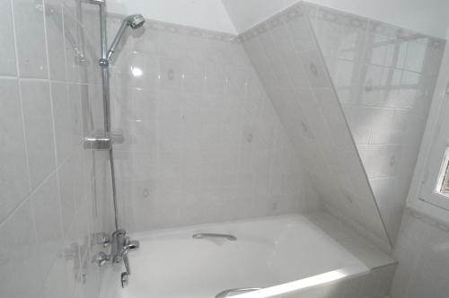 a bathroom with a shower and a sink at Appartement Solidor Vue Mer in Saint Malo