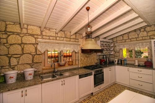 A kitchen or kitchenette at Kupina Alaçatı