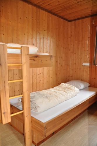 a bunk bed in a sauna with wooden walls at Liseth Pensjonat og Hyttetun in Garden