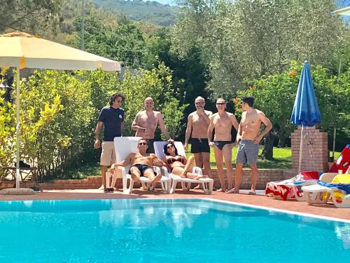 a group of people standing next to a swimming pool at Casa Vacanze Il Cenito in Castellabate
