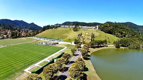 een luchtzicht op een park met een meer bij Apartamento Teresópolis - Centro in Teresópolis