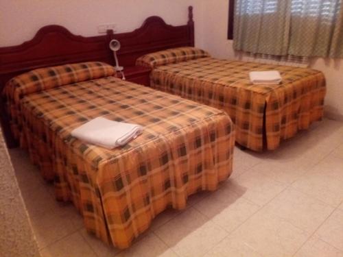 Un pat sau paturi într-o cameră la Hostal Restaurante San Millan