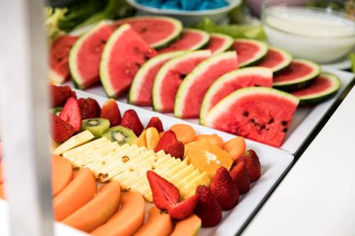 una exposición de frutas y quesos y galletas y hortalizas en Hotel Alexander, en Cattolica