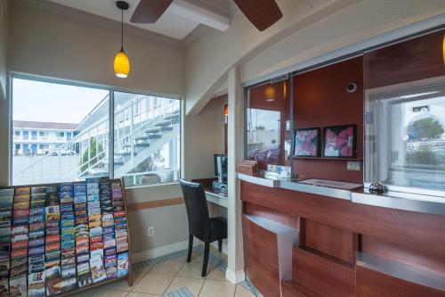 Televisyen dan/atau pusat hiburan di Motel 6-Norwalk, CA