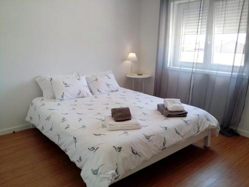 Una cama o camas en una habitación de Harbour Views Penthouse