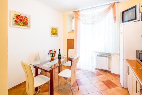 Μια τηλεόραση ή/και κέντρο ψυχαγωγίας στο Apartment on Arkhipenka with Panorama View