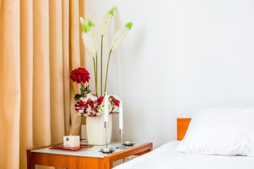 Ένα ή περισσότερα κρεβάτια σε δωμάτιο στο Apartment on Arkhipenka with Panorama View