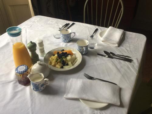 stół z talerzem jedzenia i miską owoców w obiekcie Bank House B&B w mieście Bishop's Castle