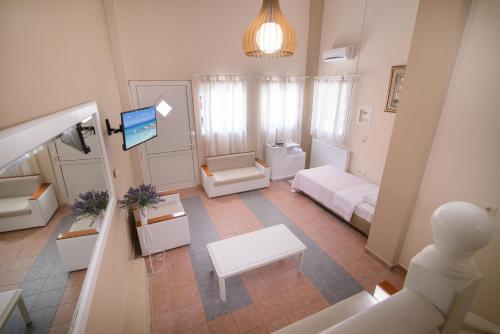mały pokój z łóżkiem i telewizorem w obiekcie Family Inn Apartments&suites w mieście Neos Marmaras