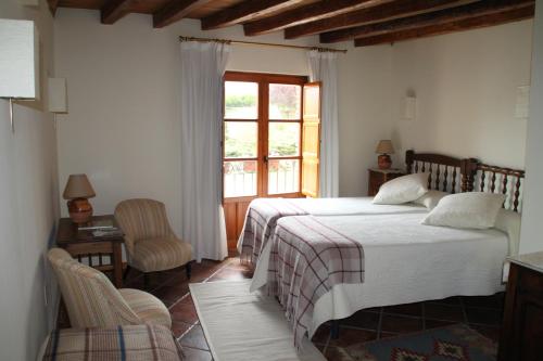 een slaapkamer met een bed en een raam bij Hotel Rural San Hipólito in Támara