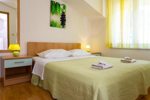 Een bed of bedden in een kamer bij Apartments in Villa TOP TROGIR