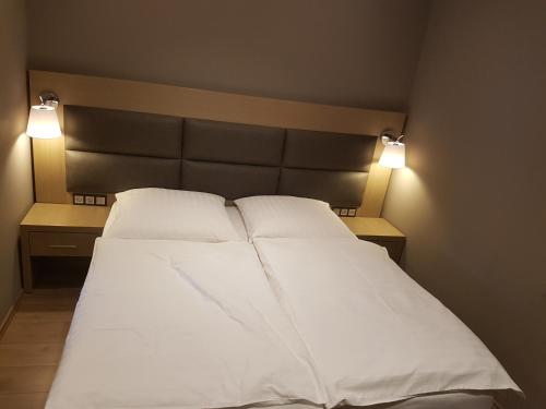 Ein Bett oder Betten in einem Zimmer der Unterkunft Zum grünen Baum Hotel Frankfurt Airport