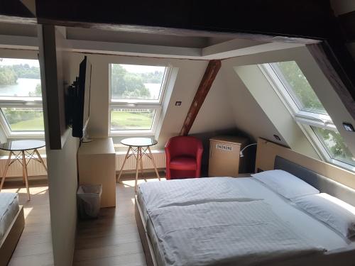 Ein Bett oder Betten in einem Zimmer der Unterkunft Zum grünen Baum Hotel Frankfurt Airport